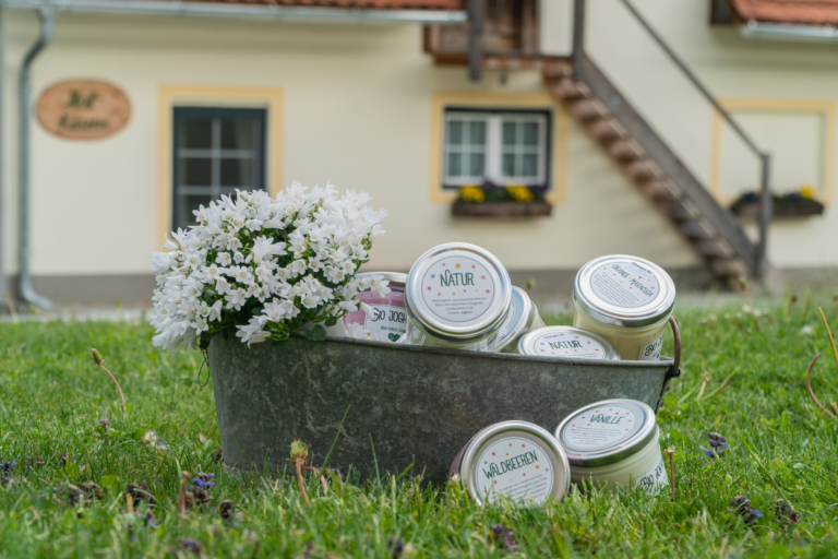 Ihr seht Joghurt von der Hofkäserei Dengg.
