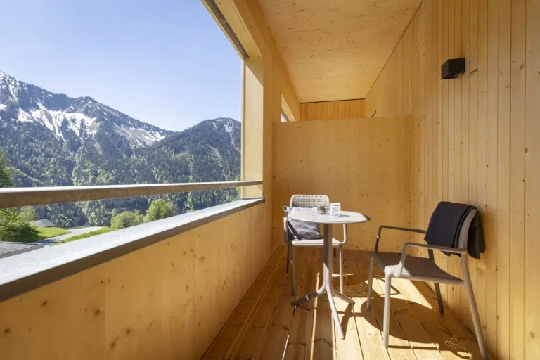 Sie sehen einen Zimmerbalkon im FF4 im JUFA Hotel Laterns – Klangholzhus***. Der Ort für erholsamen Familienurlaub und einen unvergesslichen Winter- und Wanderurlaub.