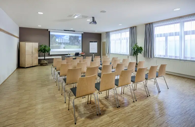Ihr seht die Bestuhlung in einem Seminarraum im JUFA Hotel Graz City***. Der Ort für erfolgreiche und kreative Seminare in abwechslungsreichen Regionen.
