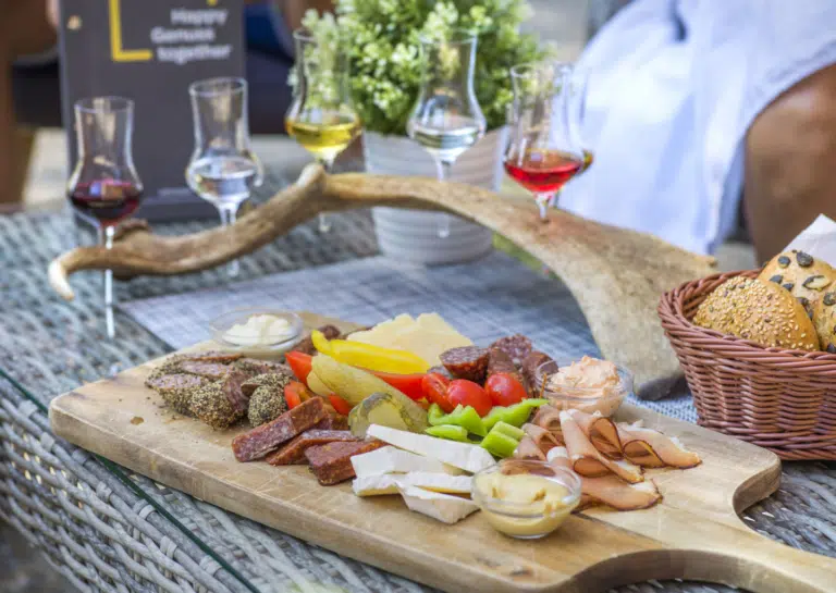 Ihr seht eine regionale Brettljause im JUFA Hotel Altenmarkt***.