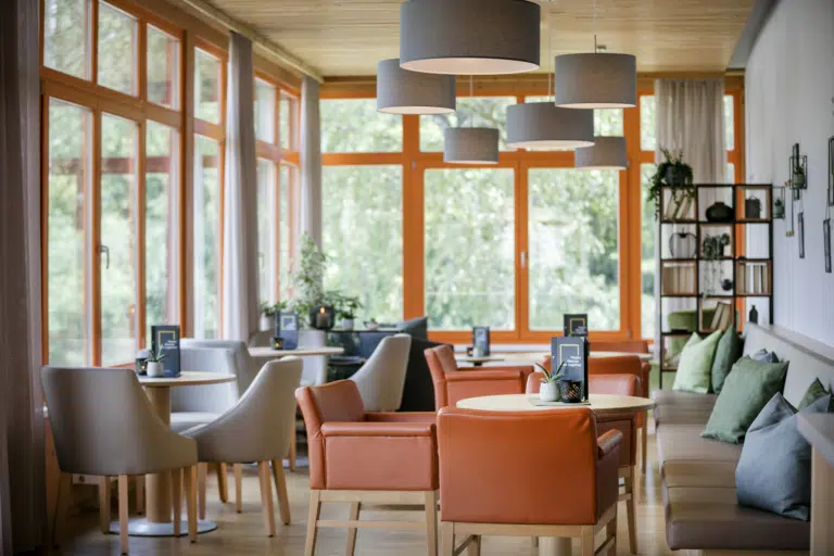 Ihr seht ein Teil des Cafés im JUFA Hotel Waldviertel. Der Ort für erholsamen Familienurlaub und einen unvergesslichen Winter- und Wanderurlaub.