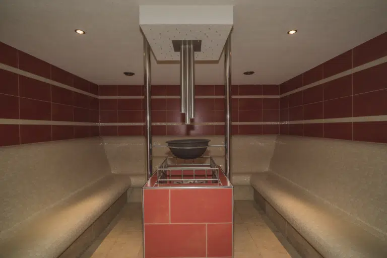 Ihr seht das Dampfbad im Wellnessbereich im JUFA Hotel Wangen im Allgäu***s. Der Ort für erfolgreiches Training in ungezwungener Atmosphäre für Vereine und Teams.