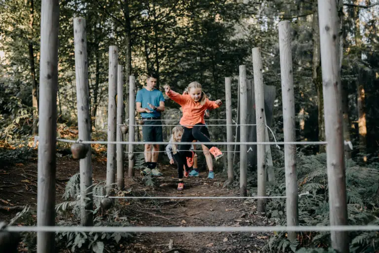Ihr seht eine Familie mit Kindern im Schilcherland. JUFA Hotels bietet erholsamen Familienurlaub und einen unvergesslichen Winter- und Wanderurlaub.