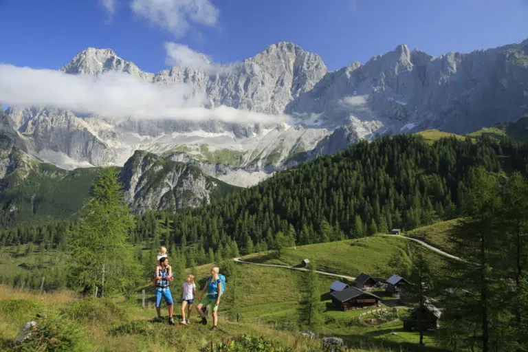 Ihr seht eine Familie, die eine Wanderung in den Schladminger Bergen unternimmt.