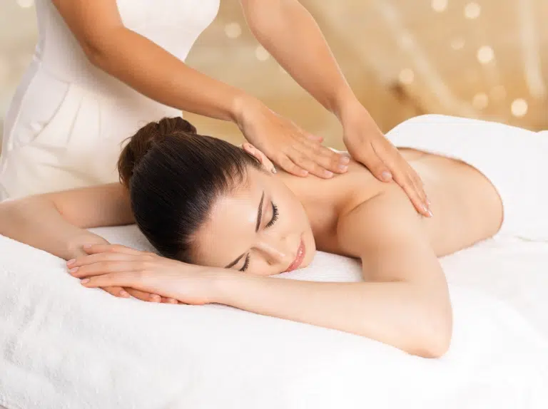 Frau entspannt bei einer Massage. JUFA Hotels bietet erholsamen Familienurlaub und einen unvergesslichen Winter- und Wanderurlaub.