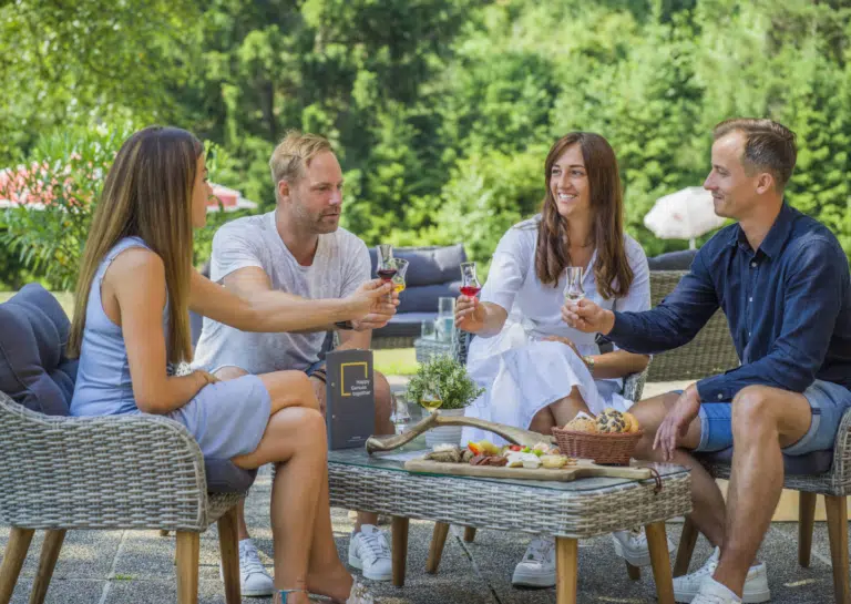 Ihr seht eine Gruppe von Personen bei einer Schnaps-Verkostung im JUFA Hotel Altenmarkt***.