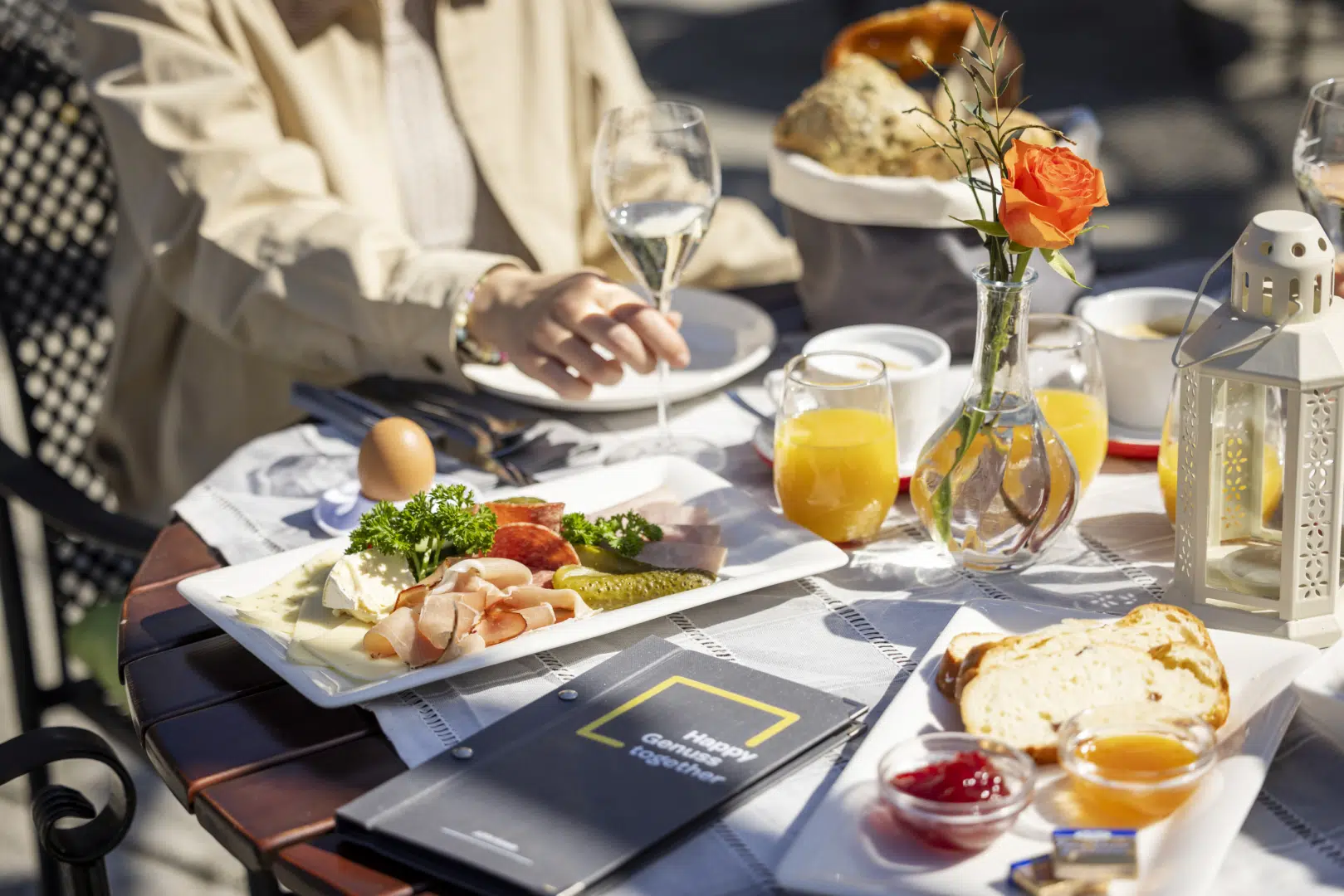 Ihr seht ein Frühstück auf der Terasse des JUFA Hotels Wangen im Allgäu***s. Der Ort für erlebnisreichen Urlaub.