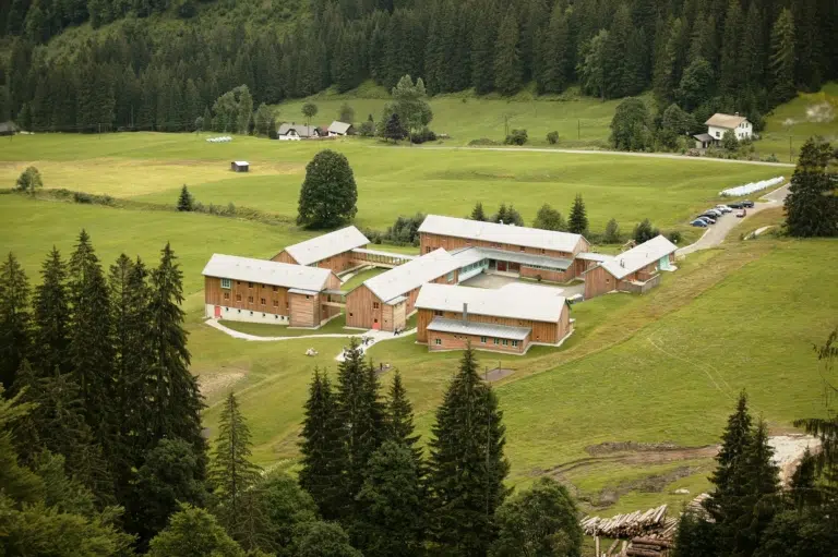 Aussenansicht in der Vogelperspektive im Sommer vom JUFA Hotel Eisenerz Almerlebnis. Der Ort für erholsamen Familienurlaub und einen unvergesslichen Winter- und Wanderurlaub.