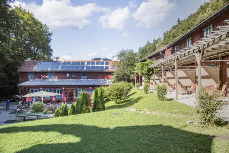 Ihr seht eine Außenansicht von der Rückseite des JUFA Hotel Bruck an der Mur*** mitten im Naturparadies Weitental im Sommer.