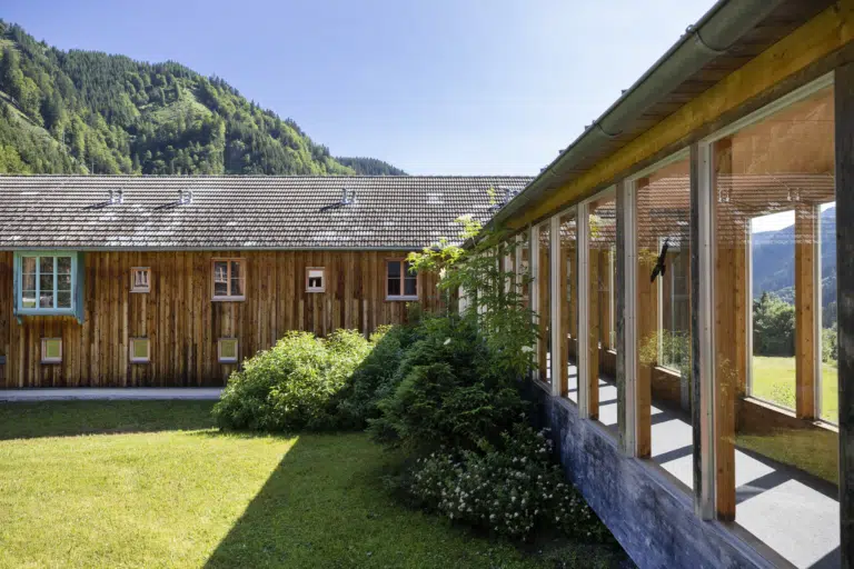 Ihr seht eine Außenansicht des JUFA Hotel Eisenerz . Der ideale Ausgangspunkt für Ihren Wander- und Winterurlaub