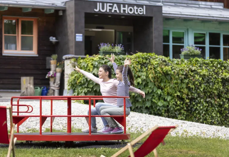 Ihr seht den Spielplatz vor dem JUFA Hotel Eisenerz. Das JUFA Hotel Eisenerz ist der ideale Ausgangspunkt für Ihren Wander- und Winterurlaub