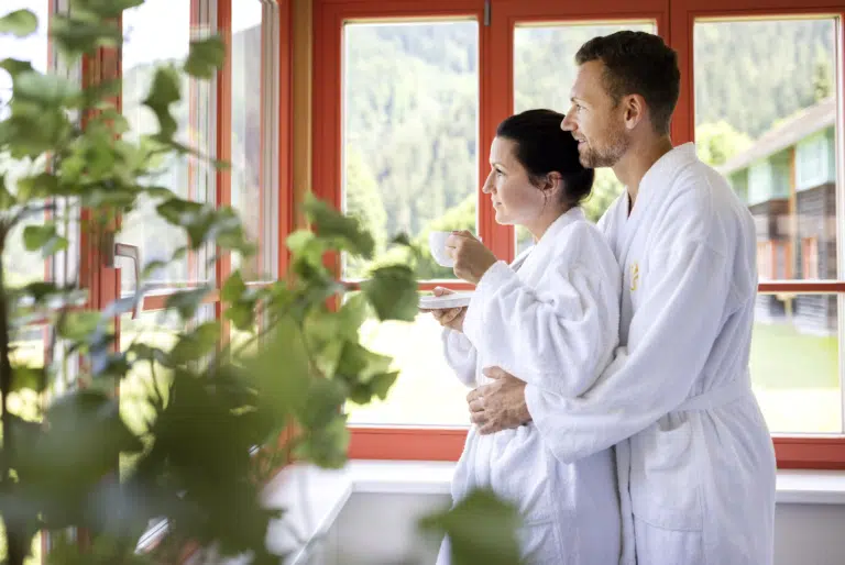 Ihr seht ein Paar im Wellnessbereich. Das JUFA Hotel Eisenerz ist der ideale Ausgangspunkt für Ihren Wander- und Winterurlaub