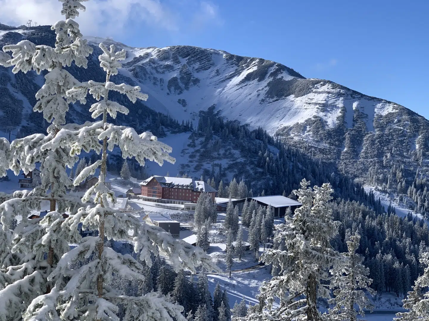 Ihr seht die Hausansicht vom JUFA Hotel Hochkar im Winter. JUFA Hotels bietet erholsamen Familienurlaub und einen unvergesslichen Winterurlaub.