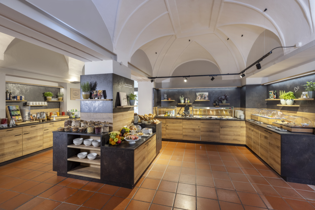 Ihr seht das Frühstücksbuffet im JUFA Hotel Judenburg im Murtal.