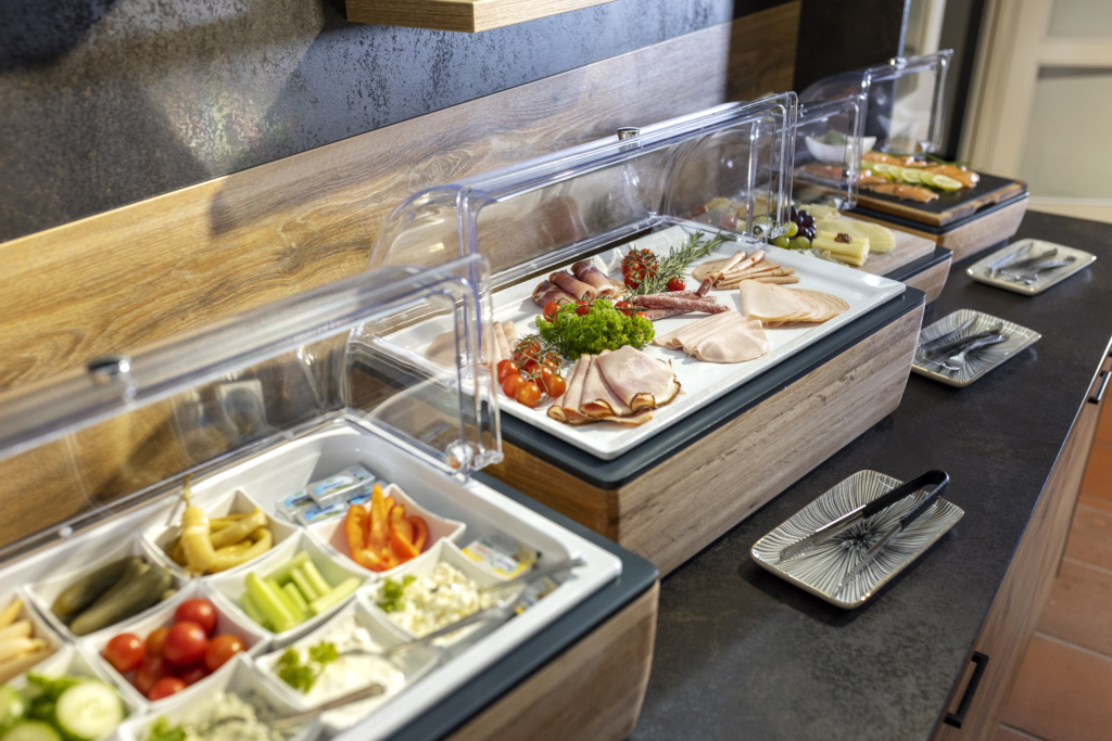 Ihr seht das Frühstücksbuffet im JUFA Hotel Judenburg im Murtal.