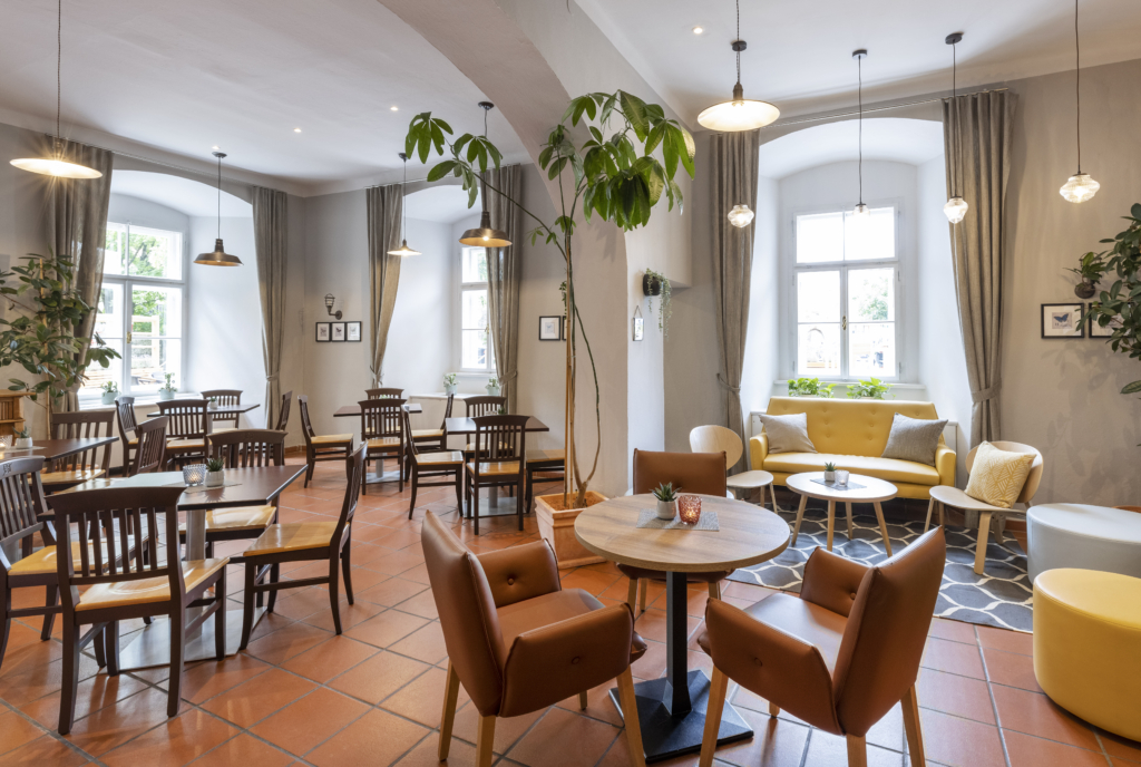 Ihr seht das Klostercafé im JUFA Hotel Judenburg. JUFA Klosterhotel Judenburg im Murtal.