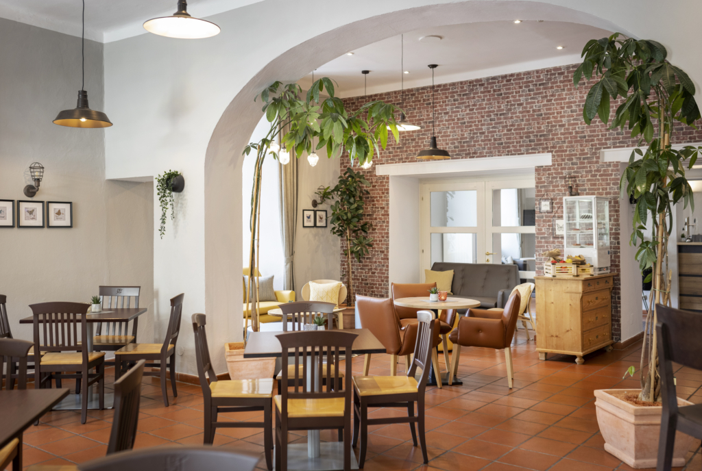 Ihr seht das Klostercafé im JUFA Hotel Judenburg im Murtal.