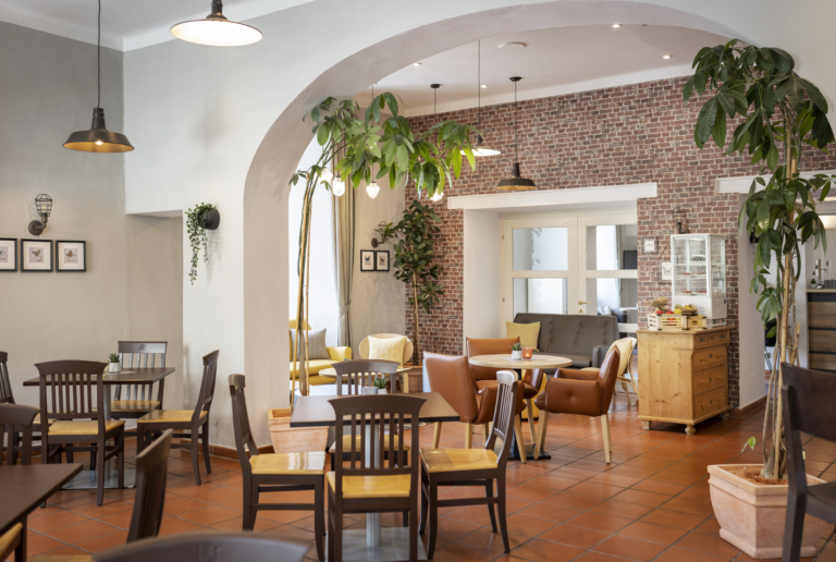 Ihr seht das Klostercafé im JUFA Hotel Judenburg im Murtal.