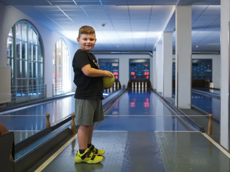Ihr seht die Turnierkegelbahnen des JUFA Hotels Deutschlandsberg*** - Familienurlaub mit Kegelvergnügen.