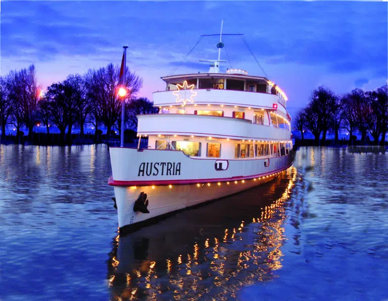 MS Austria Weihnachtsschiff im Bregenzer Hafen