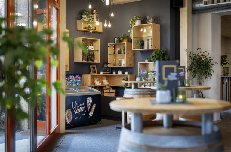 Ihr seht den Regionalitätsshop mit Köstlichkeiten der Region im JUFA Hotel Deutschlandsberg*** in der Steiermark
