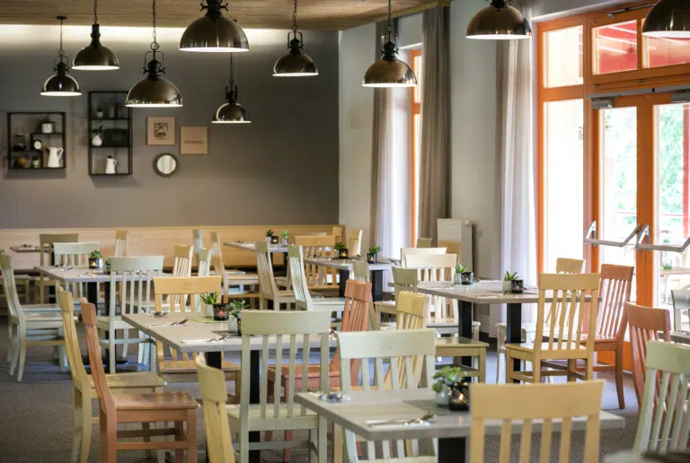 Ihr seht das Restaurant im JUFA Hotel Waldviertel. Der Ort für erholsamen Familienurlaub und einen unvergesslichen Winter- und Wanderurlaub.