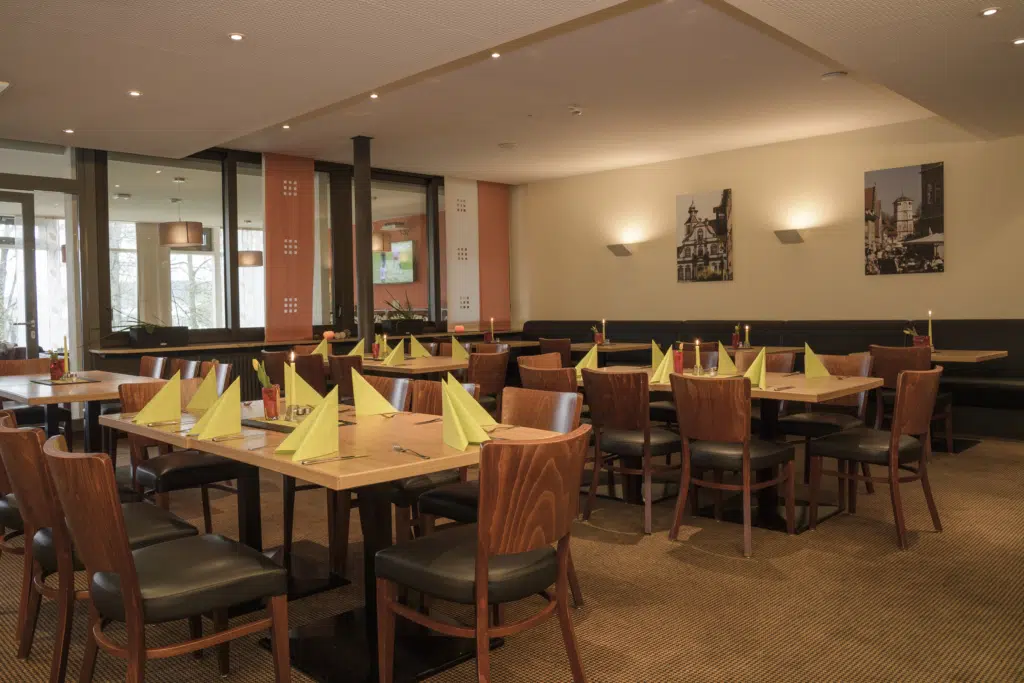 Ihr seht ein Gemütlich eingedecktes Restaurant im JUFA Hotel Wangen im Allgäu***s. Der Ort für erfolgreiches Training in ungezwungener Atmosphäre für Vereine und Teams.