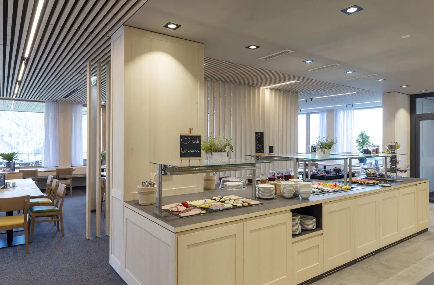 Sie sehen das regionale Buffet im JUFA Hotel Laterns