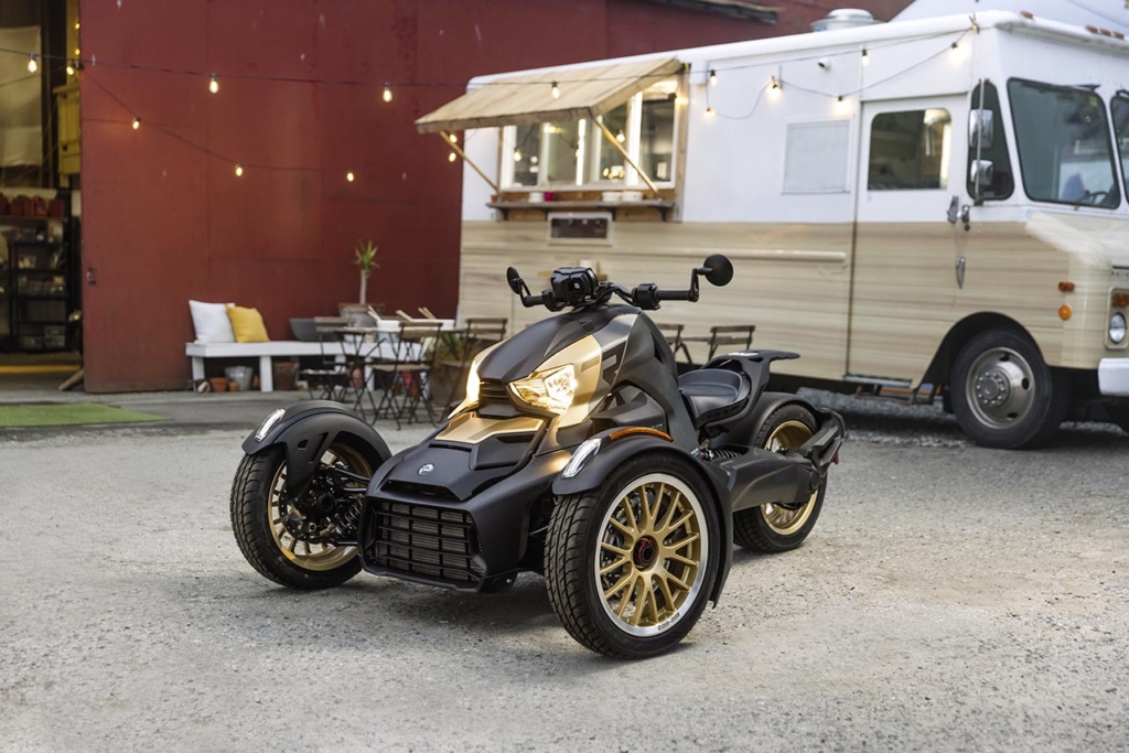 Ihr seht einen Can-Am Ryker vor einem Wohnwagen, welchen ihr im JUFA Hotel Judenburg*** ausleihen könnt für euren Adrenalinkick im Urlaub.