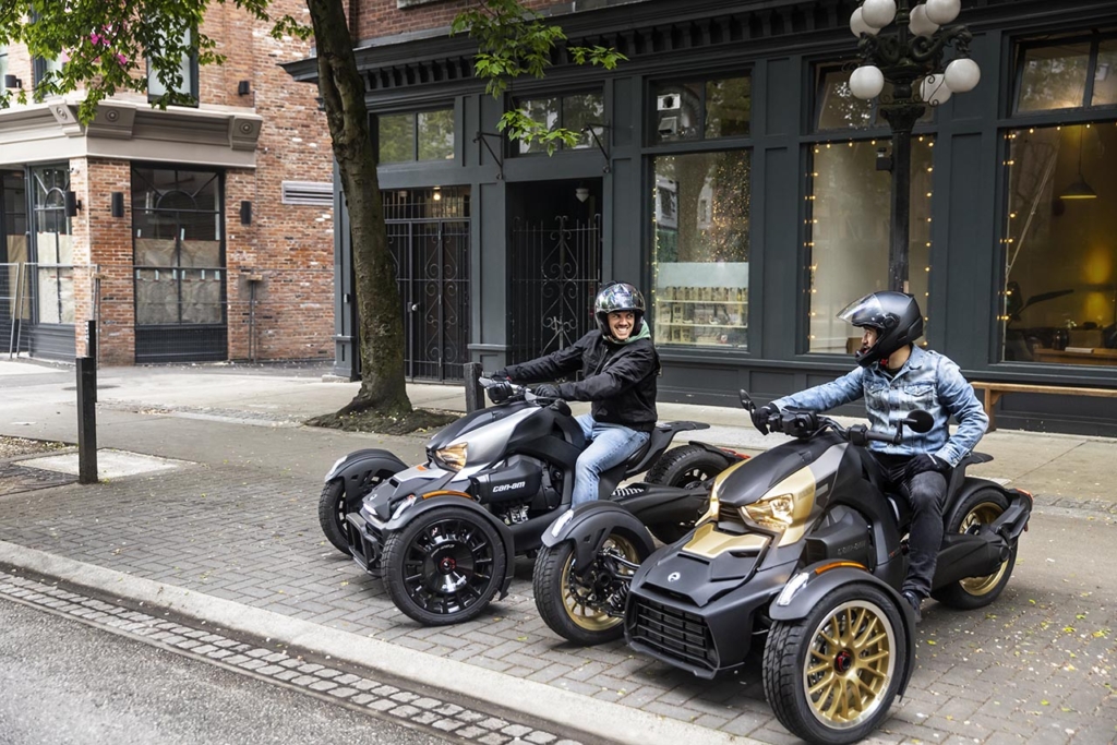 Ihr seht zwei Personen auf einer Straße beim Fahren mit dem Can-Am Ryker, der für den perfekten Adrenalinkick in eurem Urlaub im JUFA Hotel Judenburg*** sorgt.