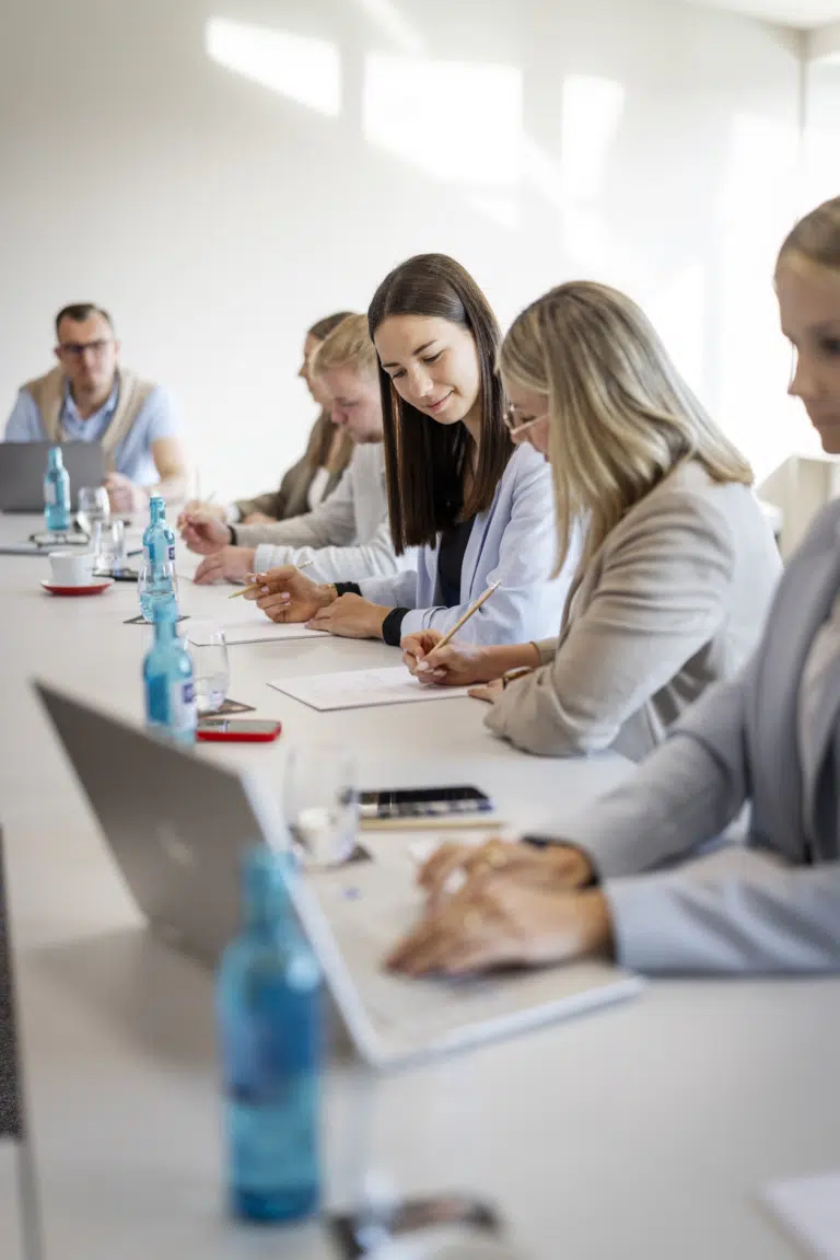 Ihr seht Leute bei einem Seminar im Seminarraum im JUFA Hotel Wangen im Allgäu***s. Der Ort für erlebnisreichen Urlaub.