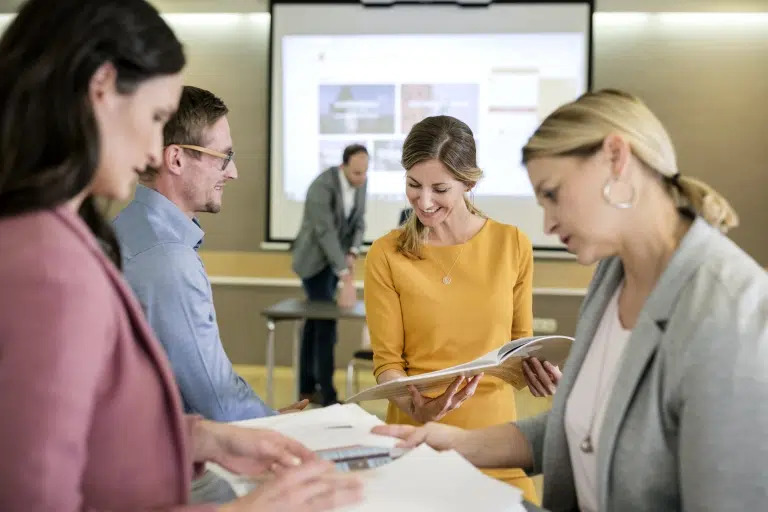 Ihr seht Seminarteilnehmer bei einer Besprechung untereinander im JUFA Hotel Graz City***. Der Ort für erfolgreiche und kreative Seminare in abwechslungsreichen Regionen.