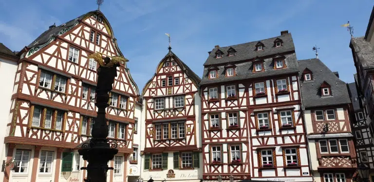 Ihr seht die Altstadt von Bernkastel-Kues im Sommer. jufa hotels, bernkastel-kues, altstadt