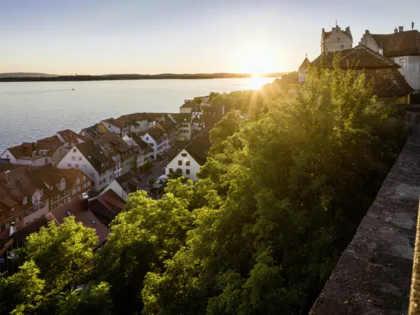 Ihr seht einen Sonnenuntergang in Meersburg. JUFA Hotels, der Ort für erholsamen und eindrucksvollen Sommerurlaub für die ganze Familie.