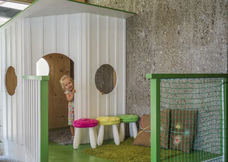 Ihr seht ein kleines Mädchen im Spielbereich des JUFA Hotel Altenmarkt***.