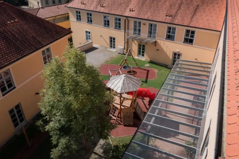 Ihr seht die Aussenansicht im Sommer vom JUFA Hotel Deutschlandsberg*** aus der Vogelperspektive.