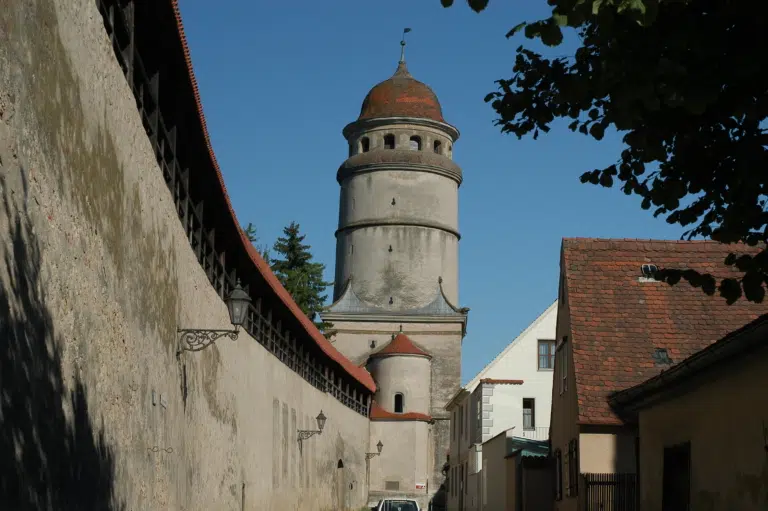 Ihr seht die Nördlinger Stadtmauer mit einem Wehrturm in der Nähe vom JUFA Hotel Nördlingen. Der Ort für erholsamen Familienurlaub und einen unvergesslichen Winter- und Wanderurlaub.