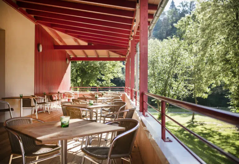 Ihr seht die Terrasse des JUFA Hotels Waldviertel. Der Ort für erholsamen Familienurlaub und einen unvergesslichen Winter- und Wanderurlaub.