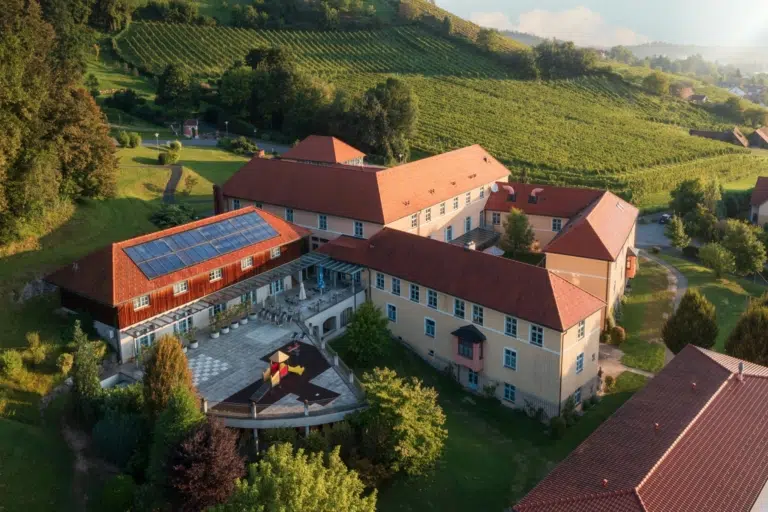 Ihr seht die sommerliche Aussenanlage vom JUFA Hotel Deutschlandsberg*** bei herrlichem Sonnenschein.