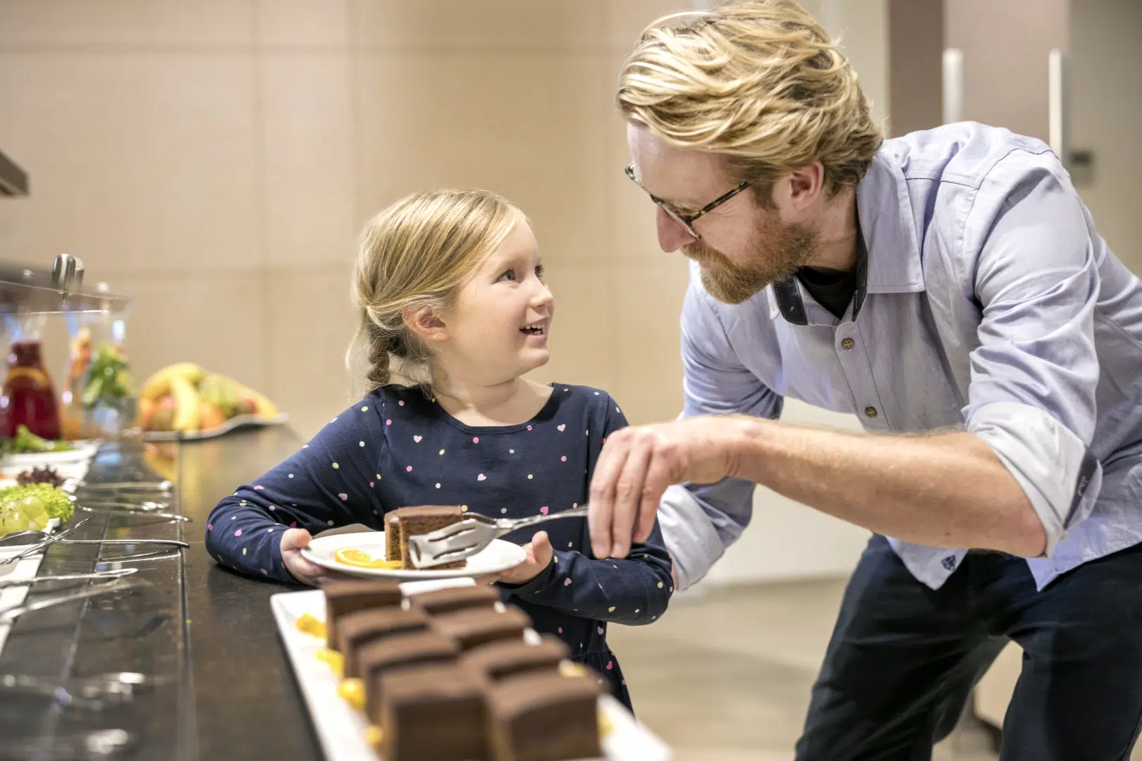 Ihr seht einen Vater und seine Tochter am Dessert-Buffet im JUFA Hotel Graz City***. Der Ort für erlebnisreichen Städtetrip für die ganze Familie und der ideale Platz für Ihr Seminar.
