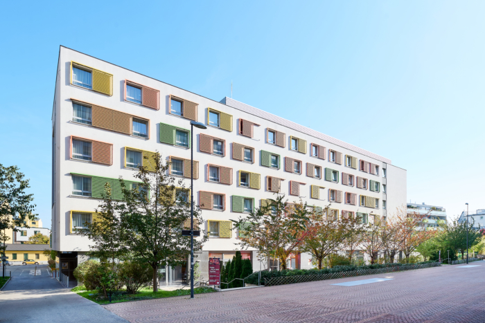 Außenansicht im Sommer vom JUFA Hotel Wien City. Der Ort für erlebnisreichen Städtetrip für die ganze Familie und der ideale Platz für Euer Seminar.