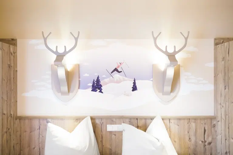 Ihr seht zwei Wandlampen im Doppelzimmer im JUFA Hotel Annaberg***s. Der Ort für erholsamen Familienurlaub und einen unvergesslichen Winterurlaub.