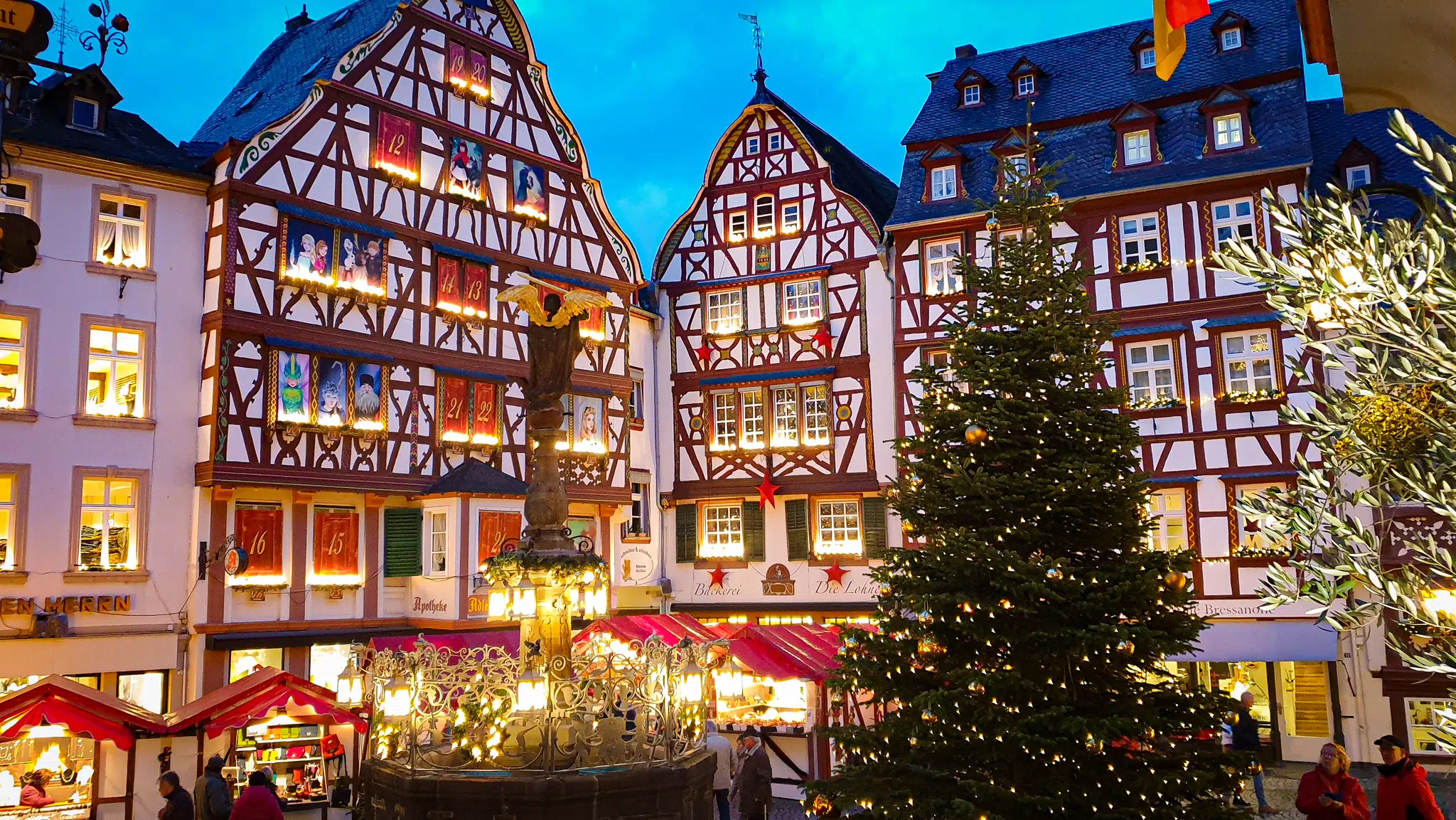 Ihr seht den Weihnachtsmarkt in Bernkastel-Kues bei Nacht. jufa hotels, bernkastel, weihnachten, advent