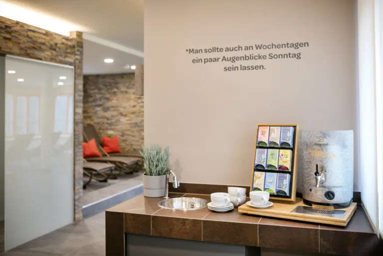 Ihr seht den Wellnessbereich mit der Teestation des JUFA Hotels Eisenerz. Der Ort für erholsamen Familienurlaub und einen unvergesslichen Winter- und Wanderurlaub.
