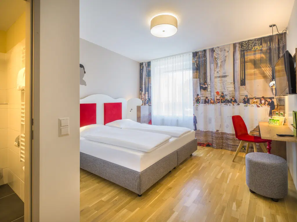 Ihr seht ein barrierefreies Doppelzimmer im JUFA Hotel Salzburg City.