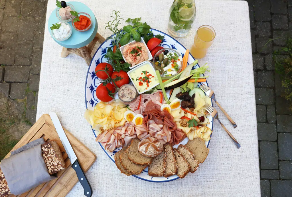 Sie sehen eine Brettljause vom JUFA Hotel Pöllau - Bio-Landerlebnis. Der Ort für erholsamen Familienurlaub und einen unvergesslichen Winter- und Wanderurlaub.