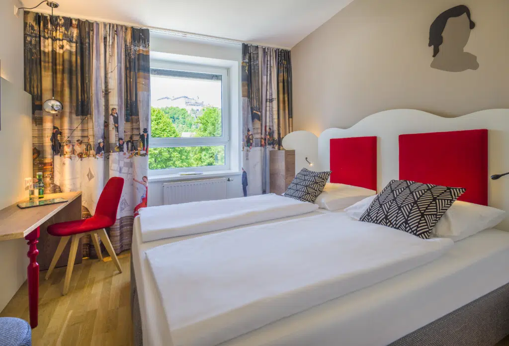Ihr seht ein Doppelzimmer im JUFA Hotel Salzburg City.