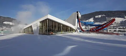Ihr seht die Therme Amadé von außen im Winter.