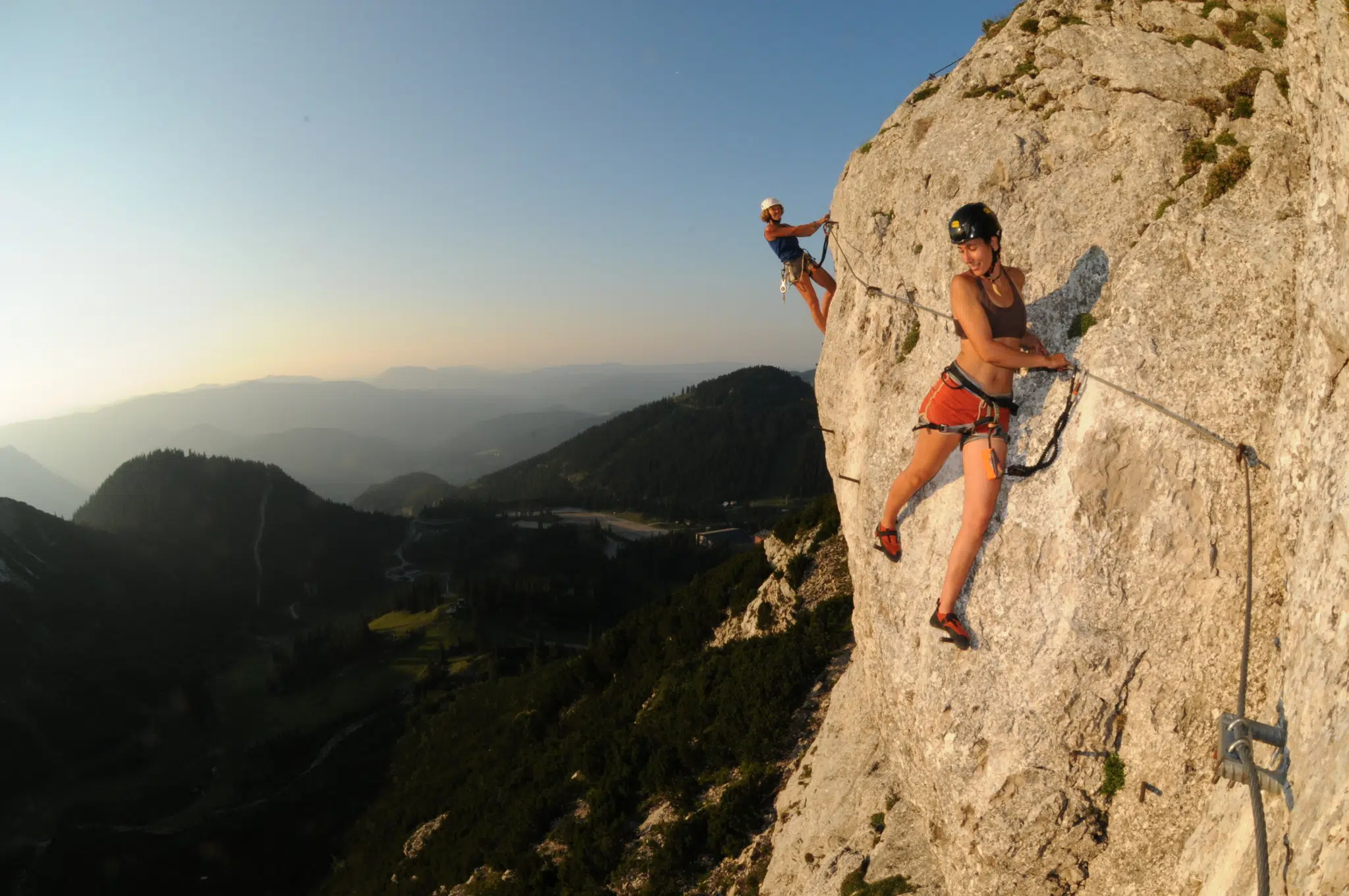 Erwachsene auf dem Heli-Kraft Klettersteig im Hochkar. JUFA Hotels bietet Ihnen den Ort für erlebnisreichen Natururlaub für die ganze Familie.