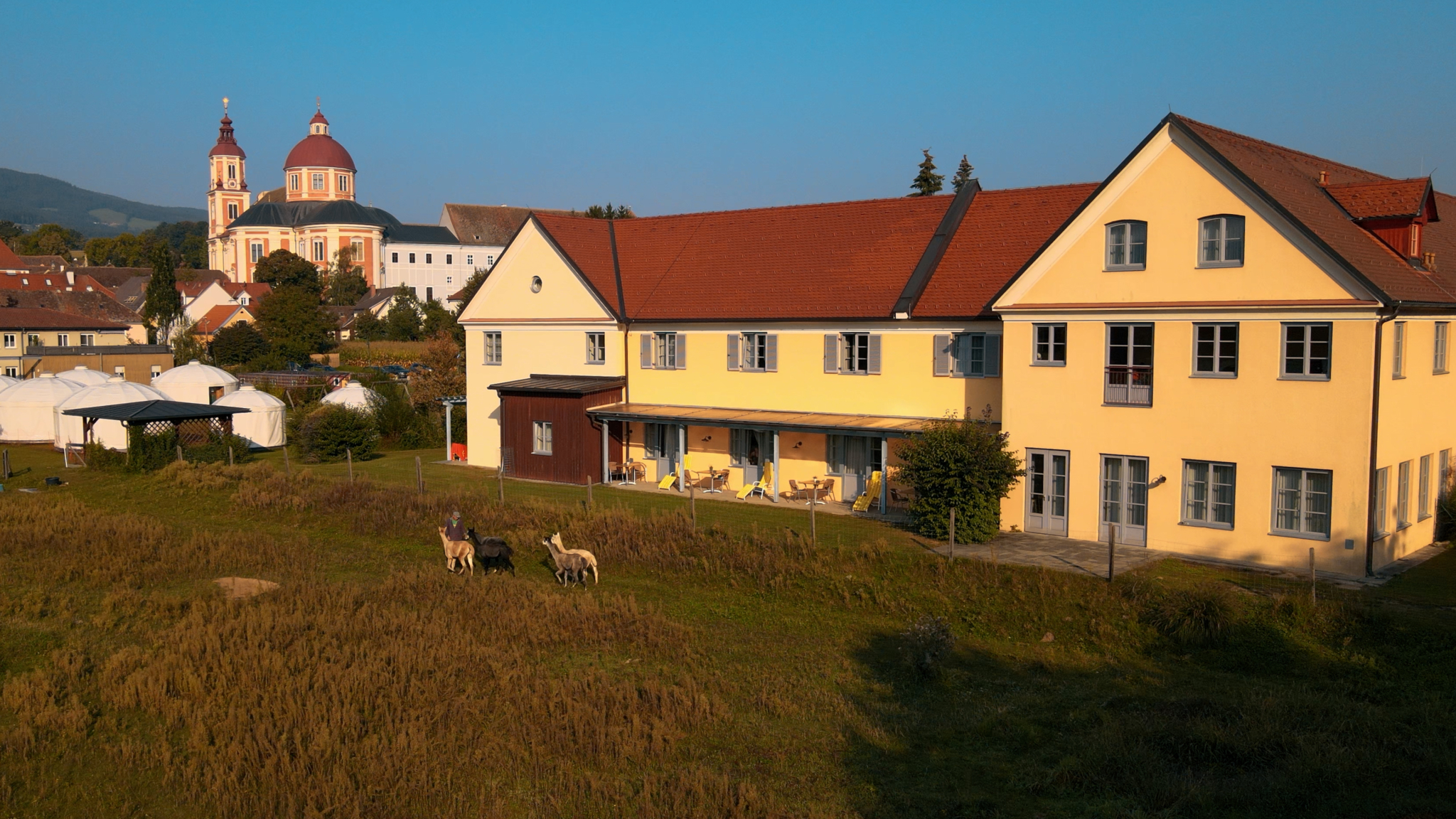Sie sehen das JUFA Hotel Pöllau im Spätsommer direkt im Grünen. JUFA Hotels bietet erholsamen Familienurlaub und einen unvergesslichen Winter- und Wanderurlaub.